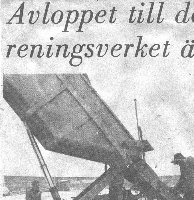Gotlands Allehanda den 27 jan 1967:                                                            Betong lastades på bogserbåten ”Pilen” i Visby hamn, varifrån den skeppades till pontonflot-ten. På bilden dirigerar Bo Yttergren lastningen.