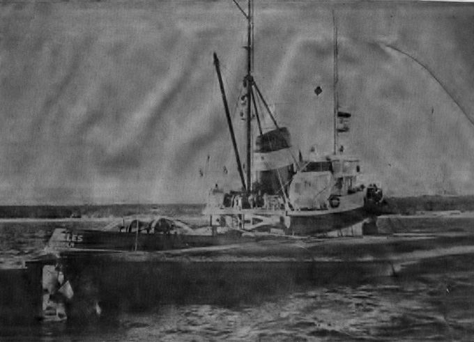 Som en stor, svart val ligger den tyska haveristen Ilse Suhr ute i Kappelshamnsviken – medan bärgningsbåten Achilles pumpar in luft i haveristen för att hålla henne uppe. – Så här får vi ligga tills Ajax kommer tillbaka på lördag med en pontonkran från Kiel i Tyskland, berättade Achilles befälhavare, kapten V. Lund, när Gotlands Tidningarna i går besökte haveristen.

Haveristen har nu också akterskeppet över vattenytan sedan man från den assisterande Achilles pumpat in luft i skrovet.

 
