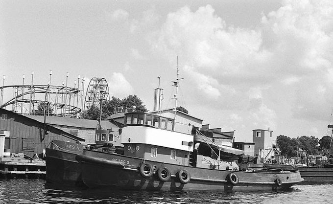 Foto: Christer Samuelsson 
Grogg 2 ligger här förtöjd utsidan av andra upplagda Groggbogserare vid Gröna lund Stockholm 1968
