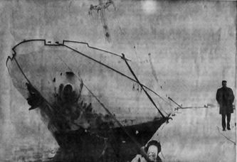 Bild: Det grekiska fartyget Karin vid Cementakajen i Slite med kraftig slagsida (Foto Gunnar Öberg)