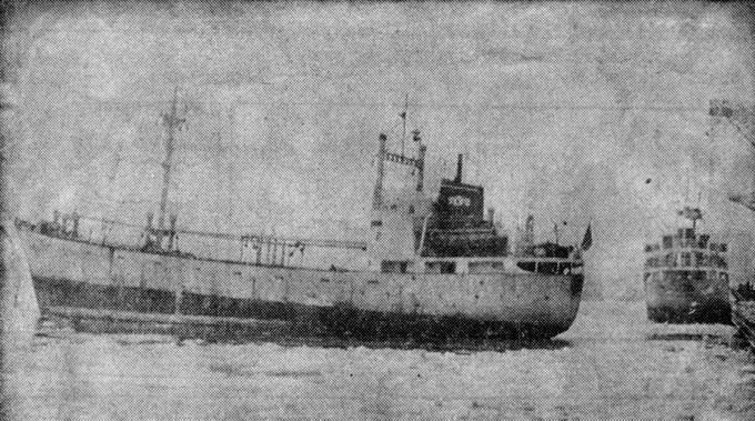 Bild: Karin lämnar kaj i Slite till höger ses M/s Silen av Kalmar, som lastar Karins last.