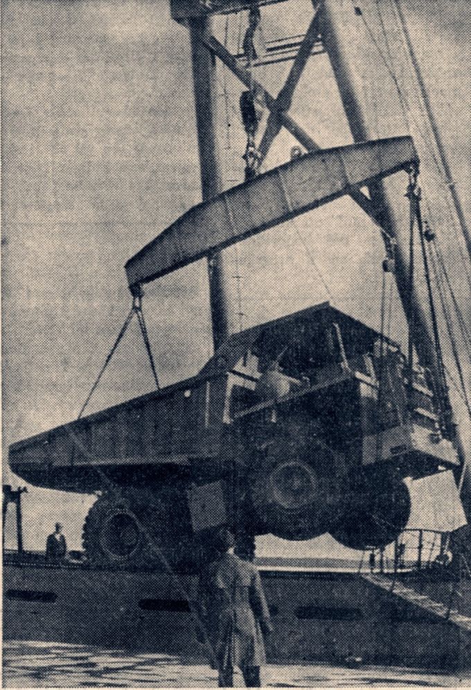GT den 4 nov -70  Cementens pontonkran, bogserad av Rederi Pilen, lyfte på måndagen iland en jättetruck från m/f Nordfors av Kalmar i Slite hamn. Trucken som väger 35 500 kilo kan lasta 50 – 60 ton kalksten. De truckar som tidigare är i verksamhet på ön lastar i regel inte mer än 25 – 30 ton. Den här trucken prövas nu av Gotlands Förenade Kalkbrott.