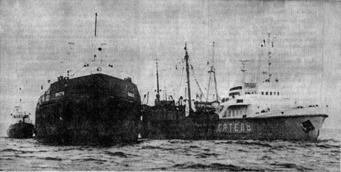 Bild: Pråmsläpet ankrade på söndagen upp utanför Slite. Från vänster på bilden kustbevakning-ens TV 116 från Slite, pråmen Onega, trålaren och längst till höger den sovjetiska bogserbåten Kapitan V Fedotov.