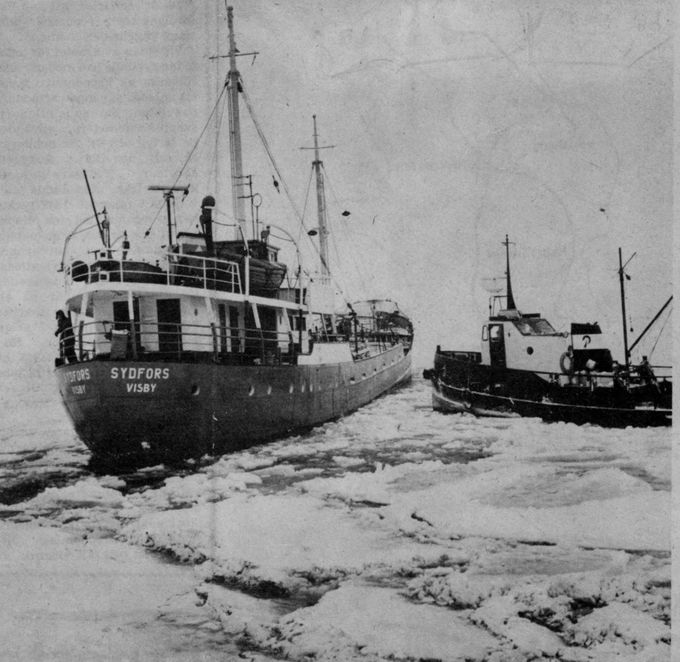 Bild:  Med hjälp av bogserbåten ”Pilen” kunde man sent på torsdagen få in Visbyfartyget ”Sydfors” till kaj i Slite.