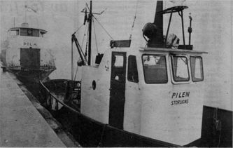 Bild: I Visby ligger nu – efter ett halvår- Bengt Lindgrens bogserbåt Pilen, och strax akter om henne det bärgade fartyget ”POLA”. Det gamla namnet, som ”POLA” hade som Vaxholmsbåt, ”Ejdern” lyser ännu igenom.