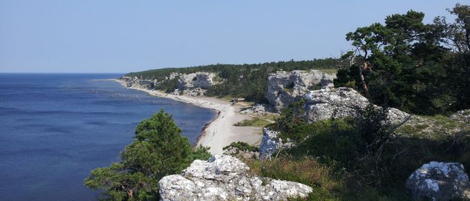 Häftingsklint längst upp, nedan för är Sigsarve strand. på revet låg 