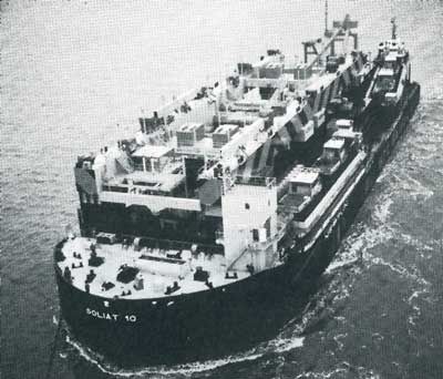 Goliat 10: Broström marin Service Division (Neptunbolaget), Stockholm. Transportponton. 20 400ton d.w., 10 208 br.ton, 8 012 nettoton. Längd ö.a:122m, största bredd: 30,5 m. djupgående (sommar) 7,27 m, däckslast yta: 3200 m2 byggd i Kiel år 1977 klassbeteckning Germanischer Lloyd + A 100 A4
här med last av mudderverk och mudderpråmar och bogserbåt på väg söder över.