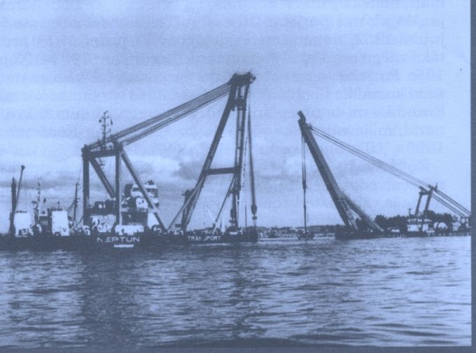 Neptuns har lämnat tyska samarbetet med U Harms här är deras egna kranar som bärgar Kabona.
se även denna länk

http://www.tugboatlars.se/Tjornbron.htm
