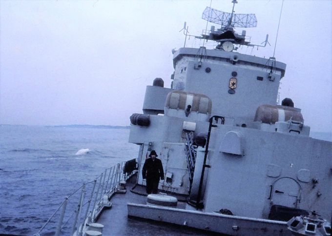 Kalle Allerbo skriver att detta skall vara bärgningsledaren, min fråga kan det vara marinens bärgnigsledare? Är det Neptuns Lennart ström så har han blivit stor i denna mundering. Han är/var lång och smal. Men kläder gör ju mannen sägs det. Kalle nämner att han tittat ner i ett av maskinrummen efter detta ställda han frågan om vi skulle rundpumpa Östersjön igenom skadan. Denna fråga ställda han som standard på haveristerna. Så, vem vet, kanske det Kapten Ström ändå. Foto: Kalle Allerbo