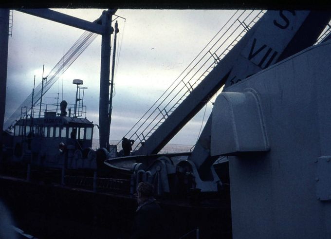 Magnus VII ligger vid sidan av J 21 Foto: Kalle Allerbo