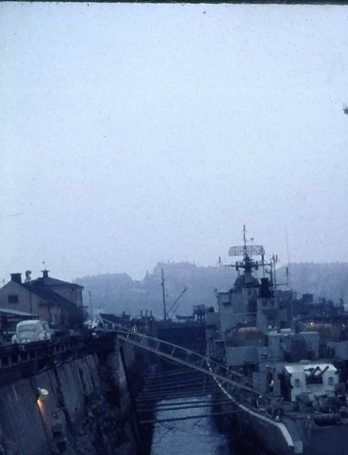 J 21 i G V -dockan Skeppsholmen stäven ut och Tender lossar mtrl. Foto: Kalle Allerbo
Gunnar Bohman Minns det mycket väl, låg som torpedfurir ombord 1968. Blev också kvar ombord hela veckan efter grundstötningen innan pontonkranarna från Kiel äntligen kom, lyfte av henne från grundet och tog henne in till Beckholmsdockan, Stockholm.