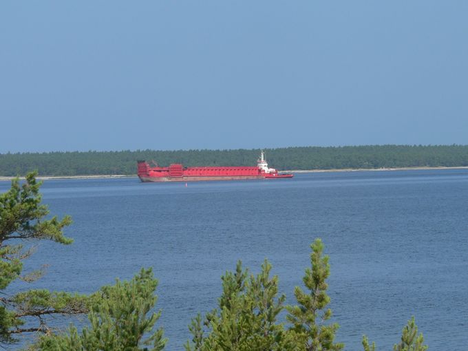 Ankarliggare Karl-Erik med pråmen Oxelösund på törn, väntar på komma till kaj i Storungs. foto 2016 B-O L