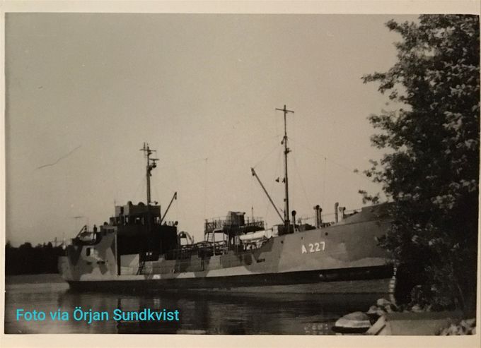 Marinens fartyg OLJAREN kom till hjälp i en tidig situation innan fartyget föll i två delar