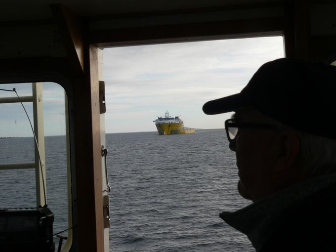Se där!
Här kommer hon ett monster av sitt slag till hamnen i Oskarshamn
 Skepparen på bogserbåten OSKAR studerar henne på avstånd 