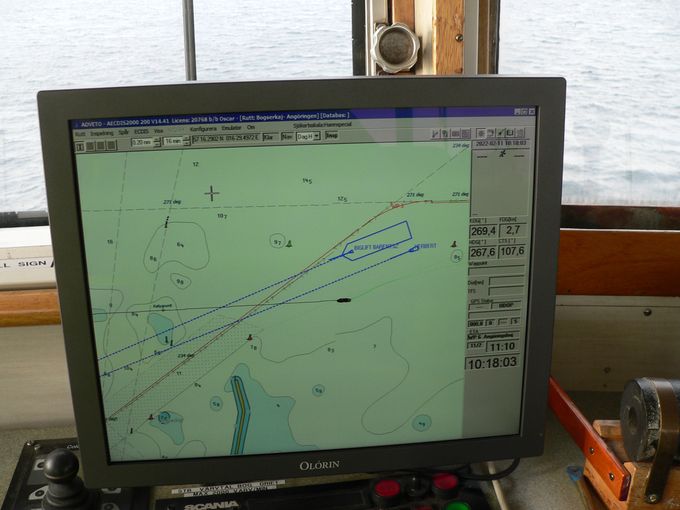 Fartyget svänger upp mot hamn inloppet 
Den röda markeringe är farleden 