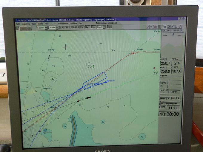 Nästa läge på resan mot hamnen i den röda sträckningen 
Far tyget ligger nu med lite avdrift 
men kurs över grund(havsbotten) ligger rätt