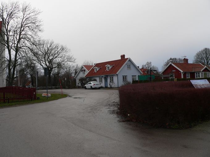 Parkerade på  hamnplan därifrån man ser hamnkontoret och hamnmästarens bostad år 1971