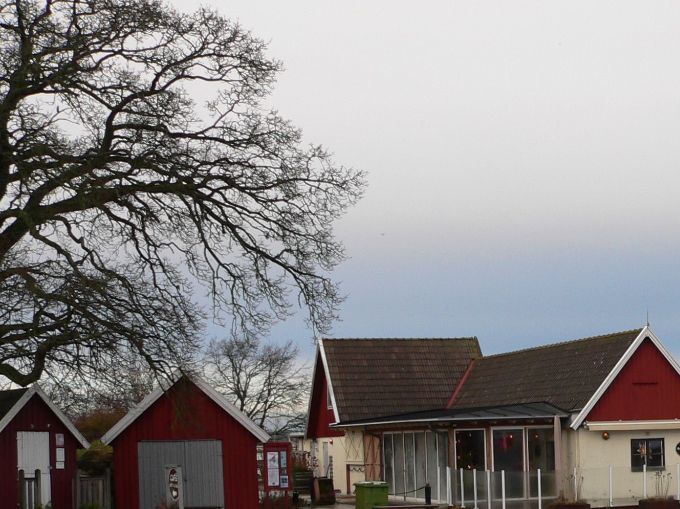 Dår man ser den blå himmelen fanns ett stort rött magasin där man körde in sina fiskebåtar och lossade ålen. Hängde ocks in ål-ryssorna där för att torka  