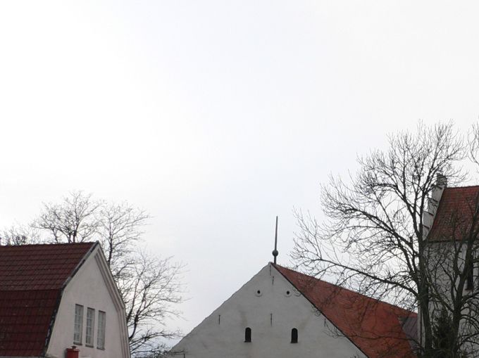 Sitter på platsen där våran POLA låg förtöjd  och ser bort mot kyrkan och till höger om denna låg en affär