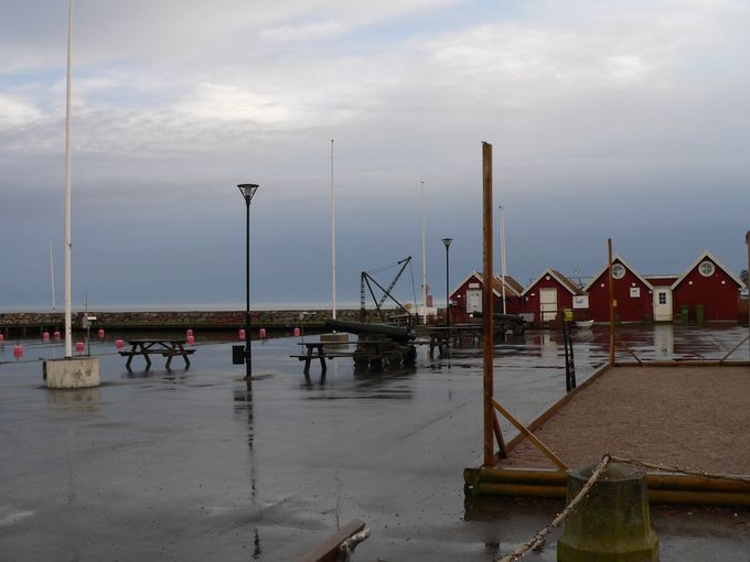 sitter i den äldre delen  där ål-lossningsplatsen låg 
centrum av den lilla hamnen  