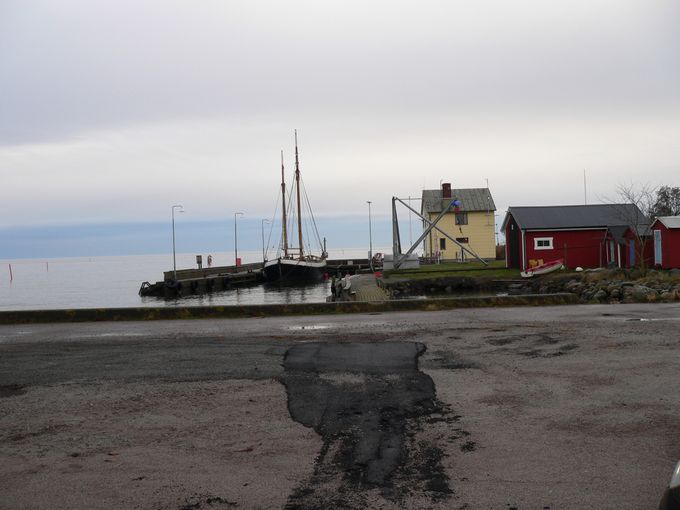 BERKVARA hamn med en skuta 
man kan känna av historian 