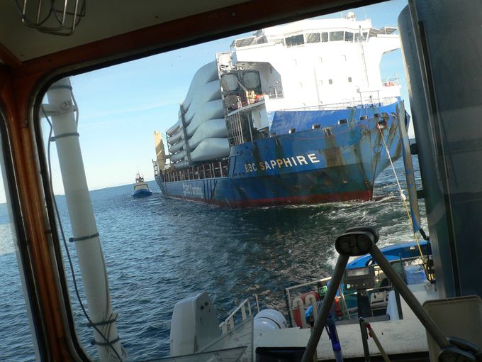 Det är strömt i porten 
Vattnet trycker fartyget mot sidan 