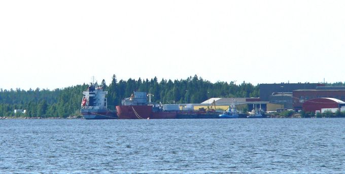 Foto N:N:O på hamnen Rundvik
Vid lilla kajen som Wirens stora pråm tjänstgör som lastkaj åt lastfartygen hitom ligger AXEL och framför RUNDVIK fd ODEN 