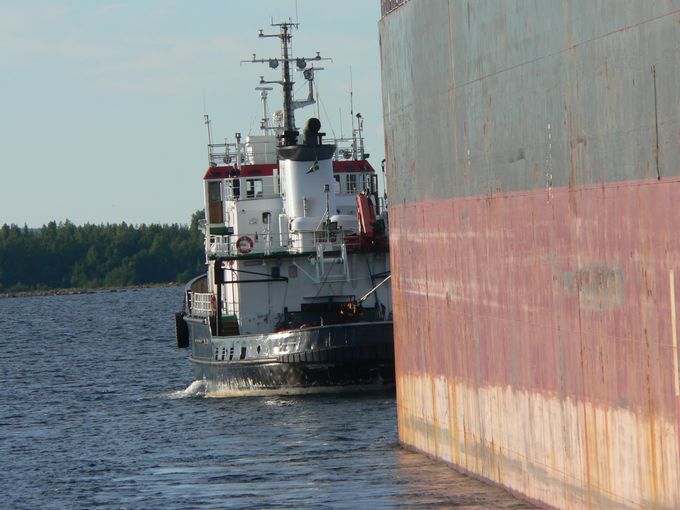 BAUS 
GÅR MOT HAMNBASSÄNGEN VILKET VI SNART LANDAR I 